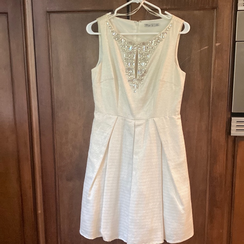 Elegant Sleeveless Dress with Embellishments